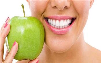 للفتيات.. أطعمة تساعد على تبيض أسنانك أبرزها التفاح والمكسرات