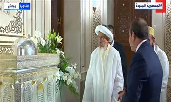 الرئيس السيسي يتفقد ضريح مسجد السيدة نفيسة.. (فيديو)