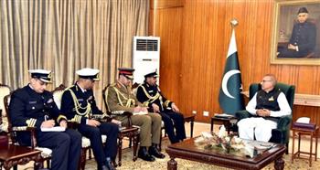 الرئيس الباكستاني يستقبل رئيس أركان القوات المسلحة العمانية 