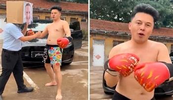 «بصندوق كارتون».. شبيه إيلون ماسك الصيني يتدرب لقتال مارك زوكربيرج (فيديو)