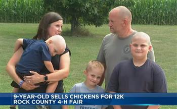 طفل يبيع دجاجتين بـ 12 ألف دولار لإنقاذ أخيه من السرطان (فيديو)
