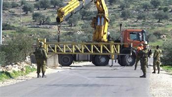 الاحتلال الإسرائيلي يغلق المدخل الرئيسي لقرية "برقة" شرق رام الله