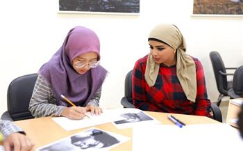 فاطمة حسن تشيد برسومات الوافدين في ورش ملتقى الأزهر الدولي