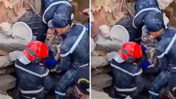 إنقاذ مسنة مغربية قضت 12 ساعة تحت أنقاض منزلها (فيديو)