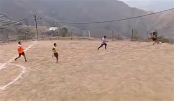 صدمة.. سقوط شابين من أعلى جبل في السعودية أثناء لعب كرة القدم (فيديو)
