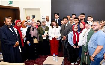 وزيرة الهجرة تدعو لاجتماع طارئ لبحث شكاوى الطلاب المصريين العائدين من السودان