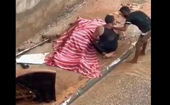 مشهد يفطر القلوب.. ليبي يعثر على جثة والدته وسط الطريق بعد السيول (فيديو)