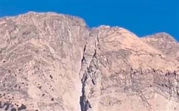 فيديو مخيف.. الزلزال المدمر في المغرب يقسم جبلًا إلى نصفين