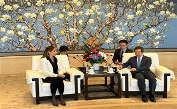 وزيرة الثقافة تلتقي عُمدة بكين لبحث التعاون الثقافي بين البلدين