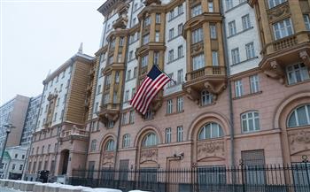 السفارة الأمريكية لدى موسكو تتوعد بالرد على طرد دبلوماسييها