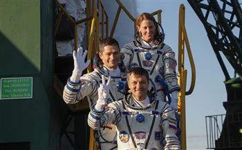 رائدا فضاء روسيان وأخرى أميركية يصلون إلى محطة الفضاء الدولية