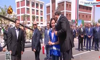 الرئيس السيسي يُقبل رأس طفلة تبكي وسط الحشود من أهالي بني سوسف