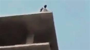 سوداني يُهدّد بالانتحار والمارة: نطّ بسرعة عندنا شغل (فيديو)