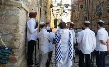 مستوطنون يؤدون طقوسا تلمودية في أحياء البلدة القديمة في القدس