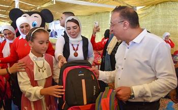محافظ الإسكندرية يوزع حقائب المدارس على 100 طفل من ذوي الهمم والأيتام