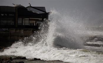 أمواج ضخمة تضرب سواحل كيب تاون