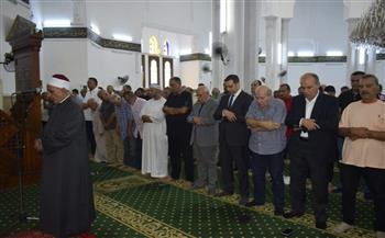 محافظ بورسعيد يتقدم صفوف مشيعي جنازة شقيقة رئيس النادي المصري 
