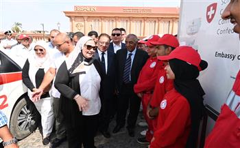 وزيرة التضامن الاجتماعي تتفقد نقطة الخدمات الإنسانية للهلال الأحمر المصري بأسوان