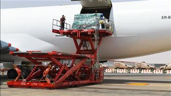 90 طنًا من المساعدات إلى متن الطائرة الإغاثية السعودية الخامسة إلى ليبيا