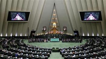 البرلمان الإيراني يتبنى قانونًا يشدد عقوبة انتهاك قواعد اللباس المفروضة على النساء 
