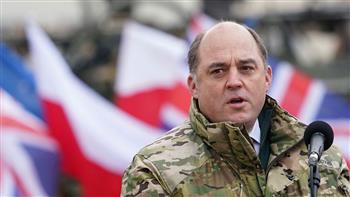 وزير الدفاع البريطاني: سلمنا أوكرانيا أكثر من 300 ألف قذيفة مدفعية 