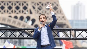 برلماني فرنسي يطالب "بكبح جماح" زيلينسكي بعد التهم "الواهمة"