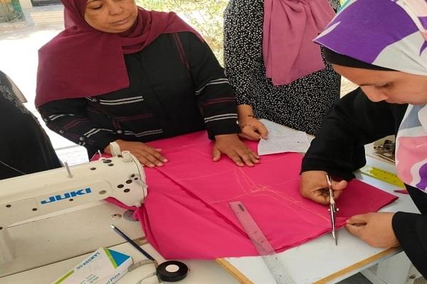 وزارة العمل: تدريب فتيات الأقصر على التفصيل والخياطة  