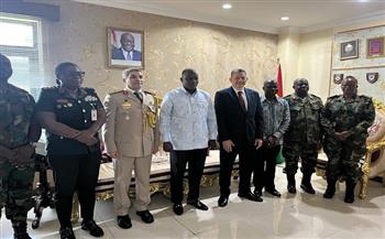 السفير المصري يبحث مع وزير الدفاع الغاني سبل التعاون المشترك 