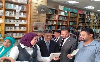 وفد صيني رسمي يزور مكتبة «دار المعارف» وُيبدي إعجابه بكتب طه حسين