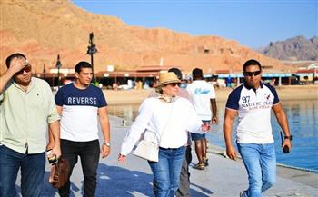 وزيرة البيئة تتفقد الإلتزام باشتراطات ممارسة الأنشطة البحرية بشواطئ شرم الشيخ