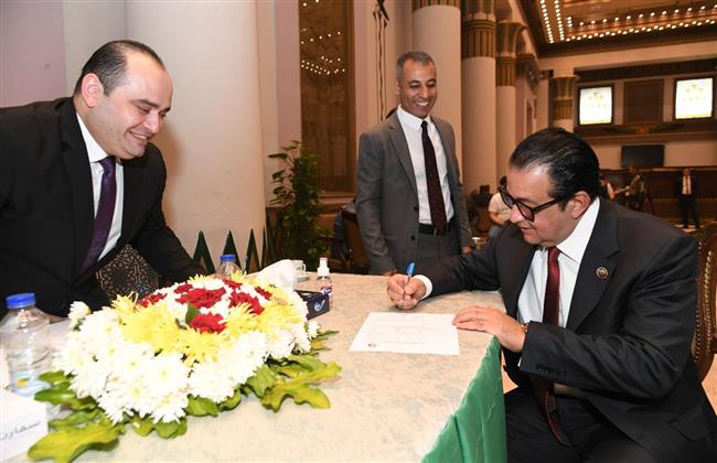 النائب علاء عابد يوقع على نموذج تزكية ترشح الرئيس السيسي للانتخابات الرئاسية المقبلة 
