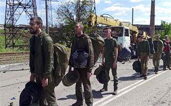 جنود أوكرانيون يلقون السلاح ويسلمون أنفسهم للجيش الروسي