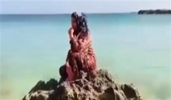فيديو يعصر القلوب.. ليبية تنتظر خروج جثث أحبائها من البحر