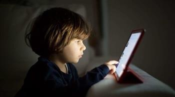 دراسة حديثة: قضاء وقت طويل أمام الشاشة يرتبط بتأخر نمو الطفولة