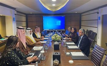 «فخرو» يبحث مع أمين «السياحة العالمية» سبل تطوير القطاع في البحرين