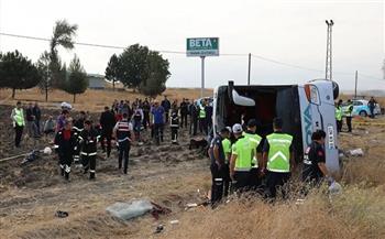 تركيا: مقتل 6 أشخاص وإصابة العشرات بعد سقوط حافلة في حفرة