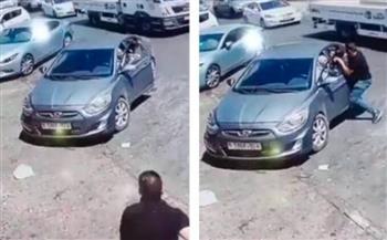 فيديو.. بطل فلسطيني ينقذ حياة طفل علقت رأسه في زجاج السيارة