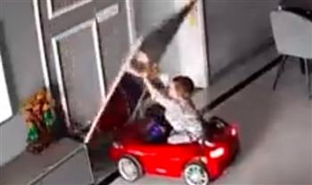 بطريقة لا تُصدّق.. طفل صغير ينقذ نفسه من حادث مروع (فيديو)