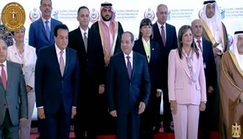 الرئيس السيسي يلتقط صورة تذكارية مع المشاركين بالمؤتمر العالمي للسكان