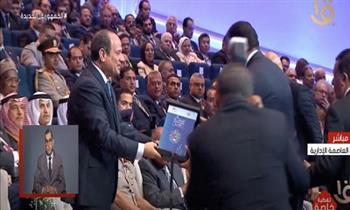 الرئيس السيسي يتسلم نسخة من الاستراتيجية الوطنية للسكان (فيديو)