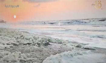 ظاهرة غريبة على شواطئ بور سعيد.. ما هو زبد البحر؟