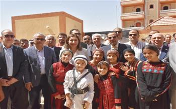 وزيرة الثقافة ومحافظ شمال سيناء يفتتحان معرضا للحرف التراثية