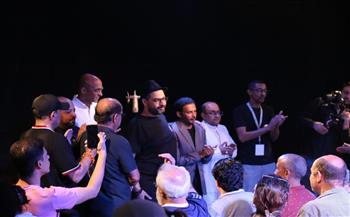 مهرجان المسرح التجريبي 2023 |«صادق النمك».. عرض سعودي يطرح ظاهرة التضليل الإعلامي