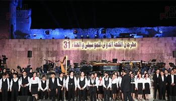 كورال مركز تنمية المواهب يتألق في حفله الغنائي بختام مهرجان القلعة 31