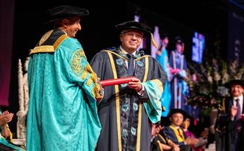 جامعة إيست لندن تمنح الدكتوراه الفخرية لوزير التعليم العالى تقديرًا لتاريخه العلمي