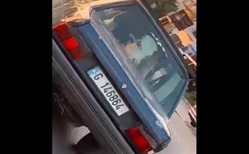 بالفيديو.. بقرة تركب سيارة ملاكي على طريق سريع في لبنان