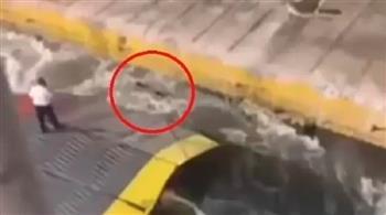 فيديو.. غرق رجل دفعه طاقم عبّارة للمياه بسبب وصوله متأخرًا