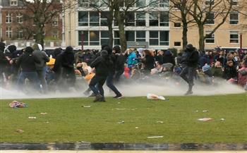 الشرطة الهولندية تستخدم خراطيم المياه لفض مظاهرة نشطاء المناخ