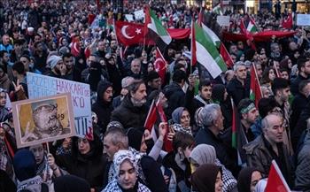 عشرات الآلاف ينظمون مسيرة تضامنا مع غزة في إسطنبول 