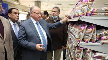 محافظ القاهرة يتفقد عددا من منافذ البيع بالمنطقة الغربية